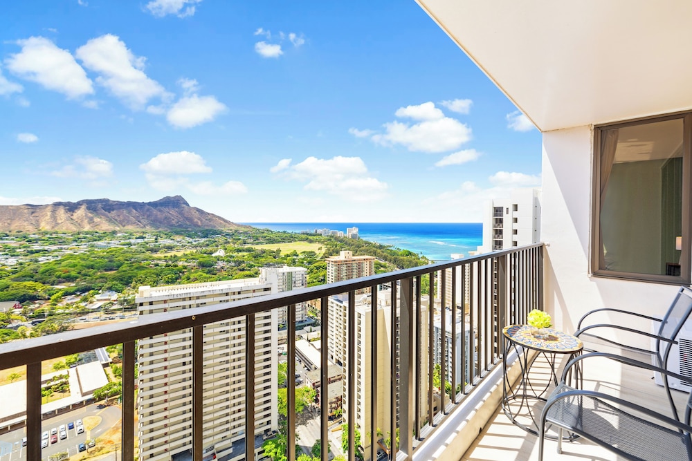 Diamond Head and Ocean views with King Bed and Parking: Condo, 1 Bedroom, Air conditioning, Ocean View (0146) photo