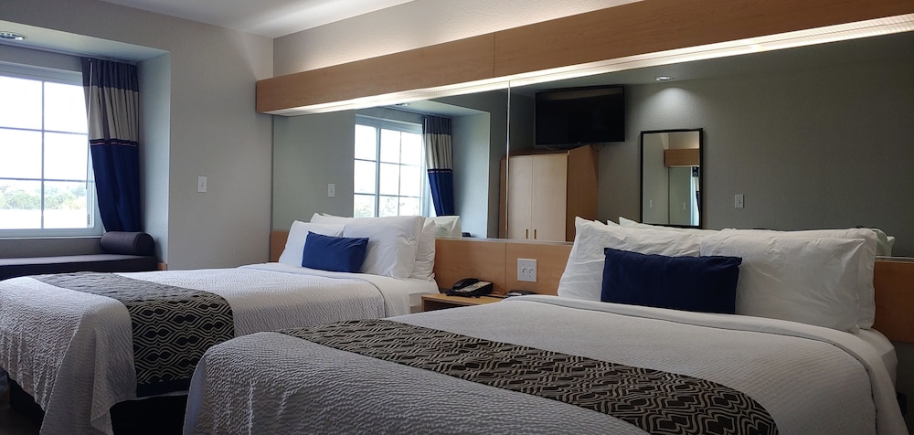 Standard Room, 2 Queen Beds - Photo 3