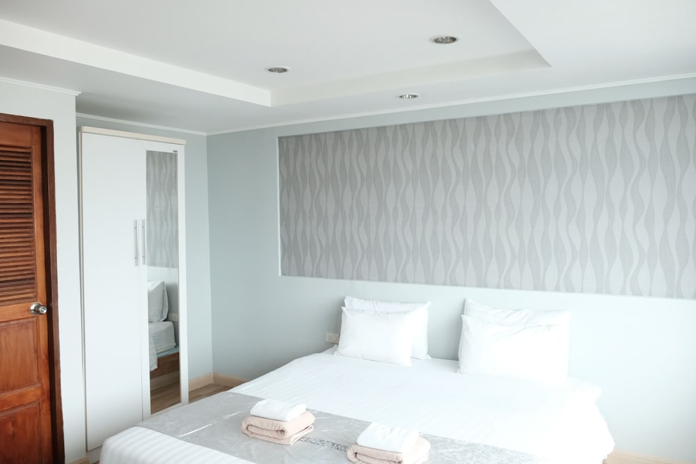 Deluxe Double Room (Side Sea View)