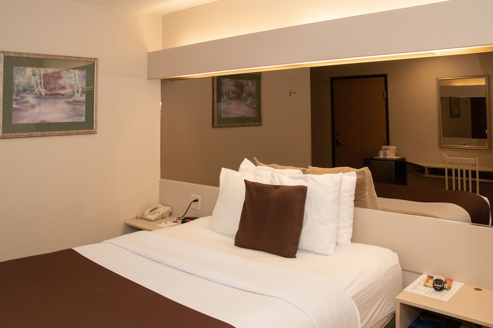 Standard Room, 1 Queen Bed - Photo 2