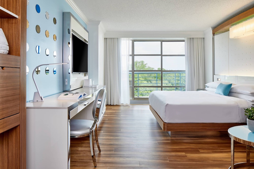 Club Room, 1 King Bed - Photo 1
