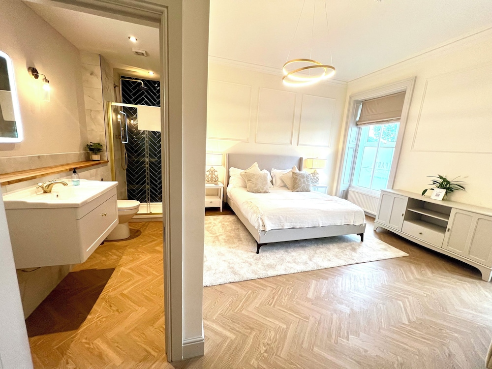 Deluxe Double Room, 1 King Bed, Shower Grab Bars, Non Smoking