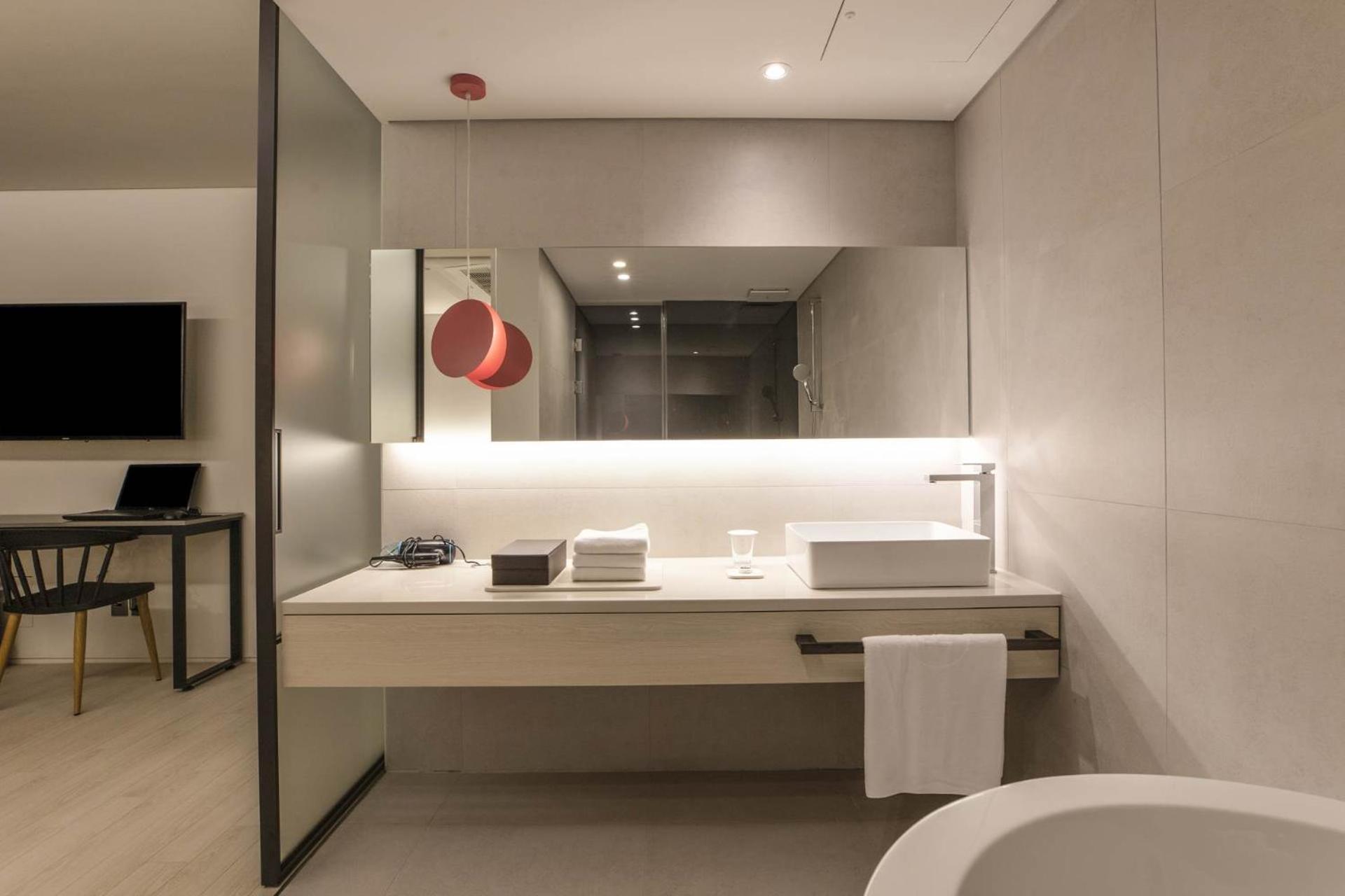 Deluxe Double Room - Photo 12