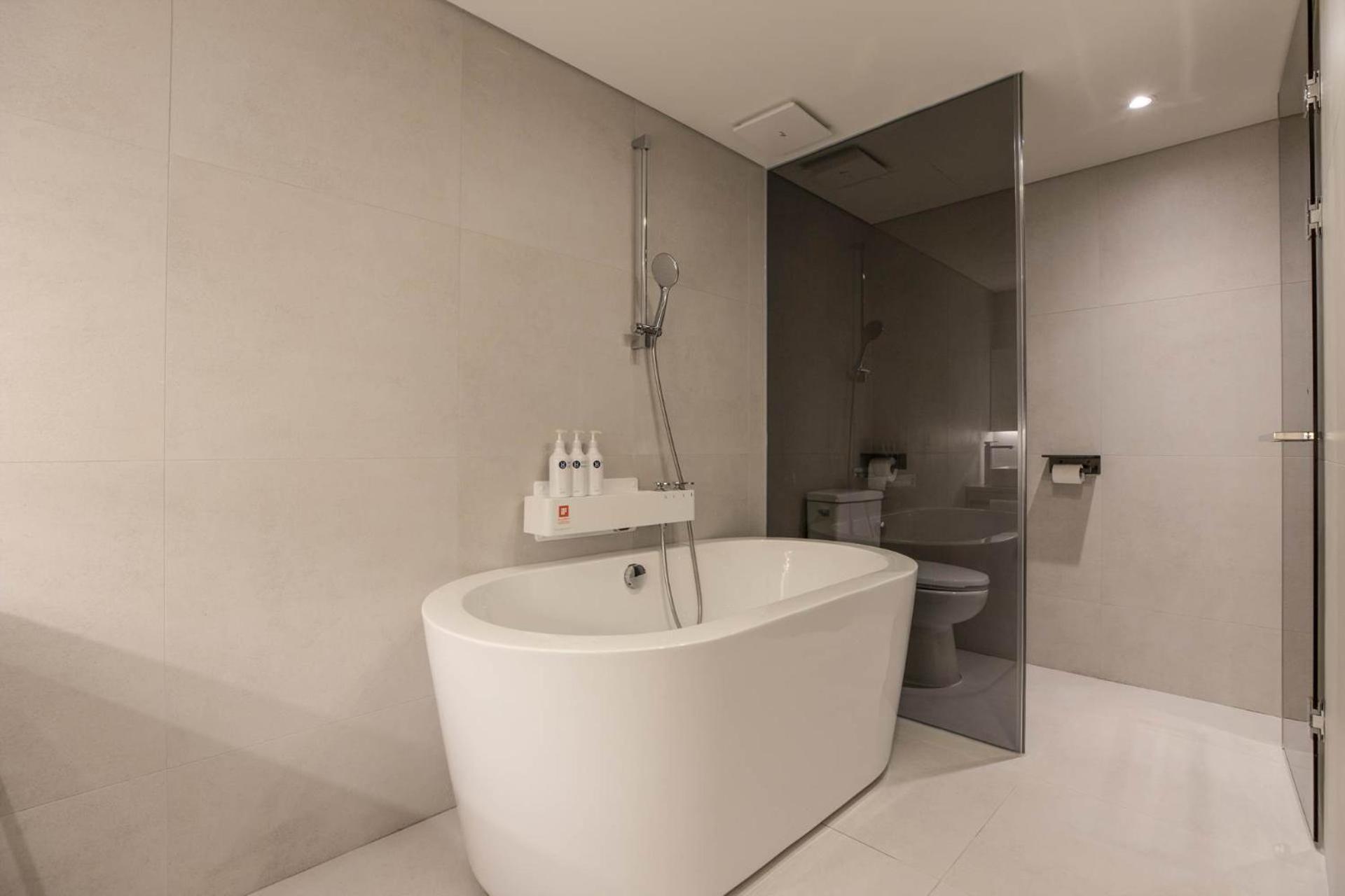 Deluxe Double Room - Photo 13