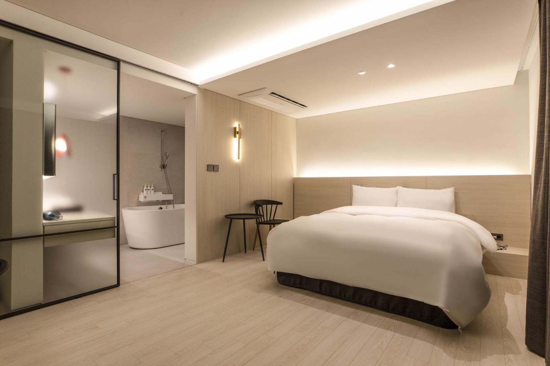 Deluxe Double Room - Photo 21