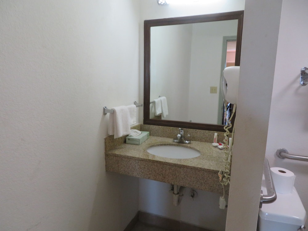 Standard Single Room, 1 King Bed, Smoking photo 3