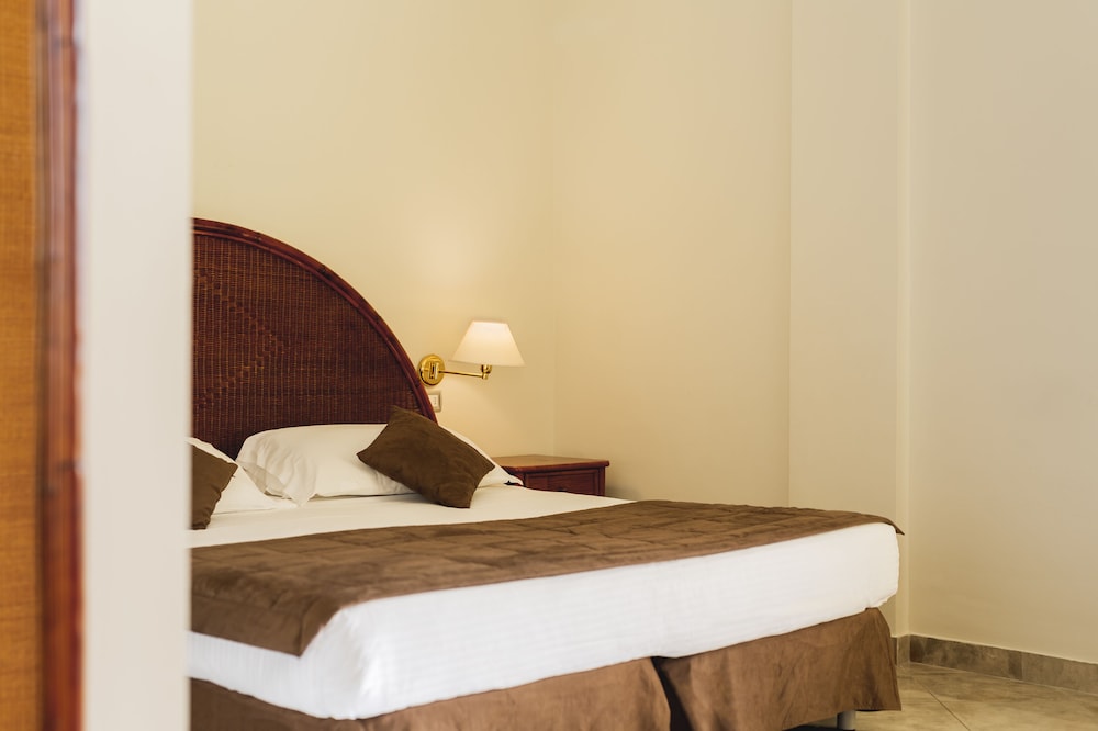 Superior Room, 1 Queen Bed photo 2