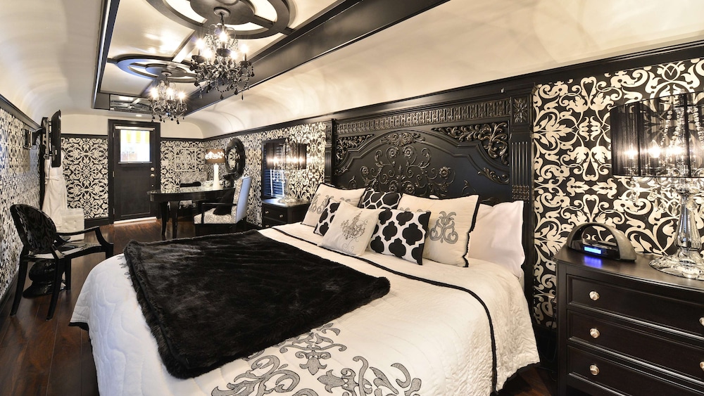 Suite, 1 King Bed, Non Smoking (Railcar) - Photo 3