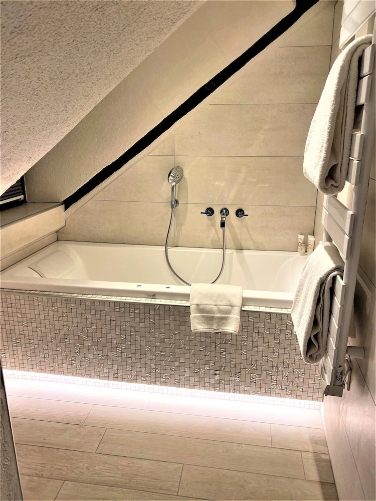 Luxury Triple Room, Jetted Tub photo 2