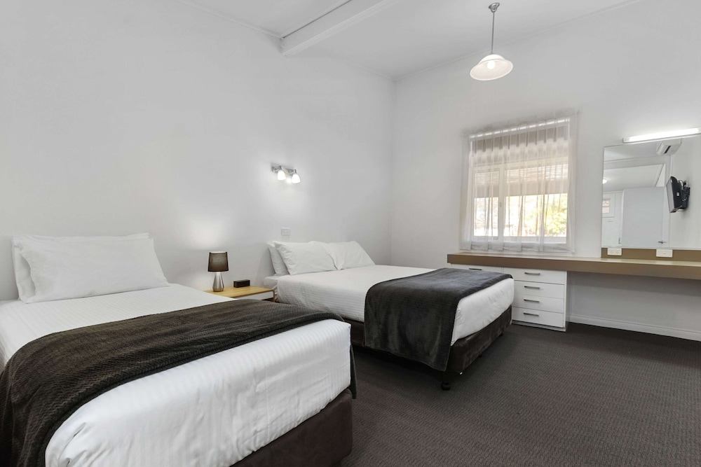 Standard Room, Non Smoking (1 Queen & 2 Twin Beds) - Photo 6