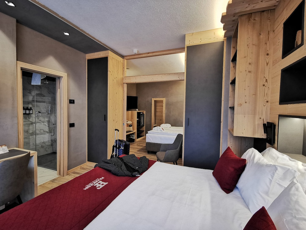 Superior Quadruple Room photo 2