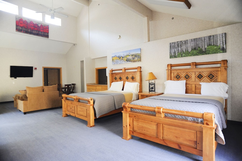Luxury Room, 2 Queen Beds, River View, Mountainside