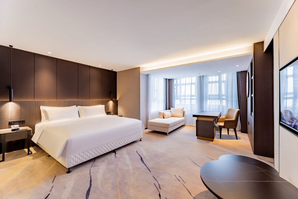 Superior Suite, 1 King Bed, Non Smoking photo 1