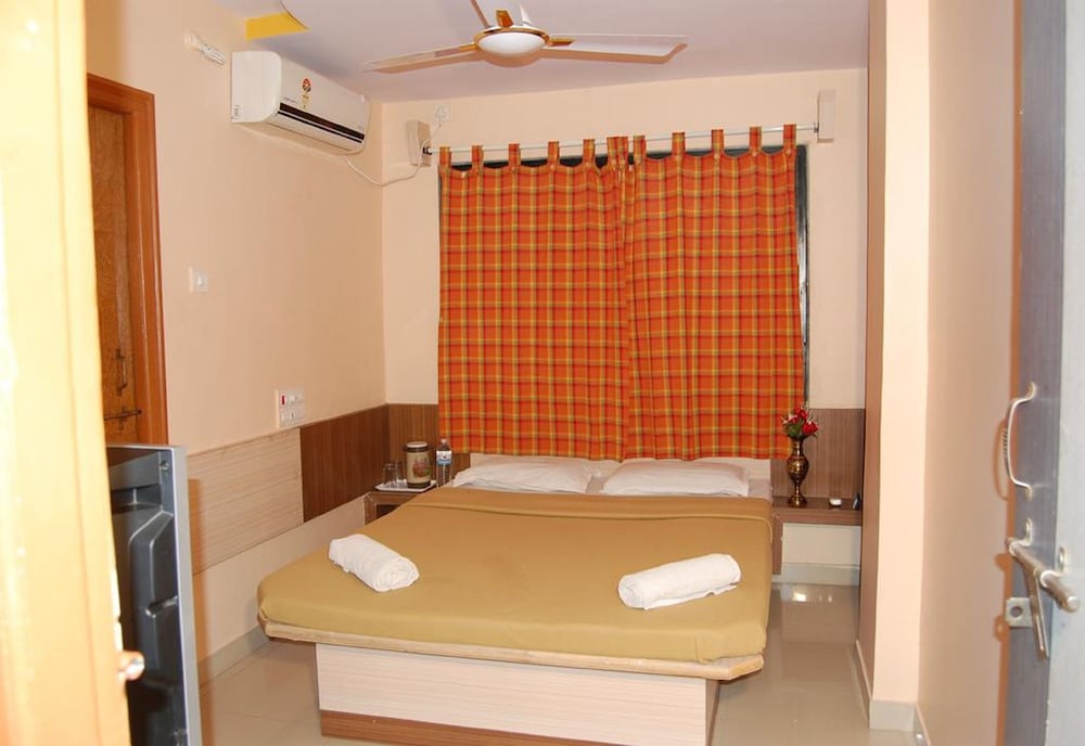 Deluxe Room, 1 Double Bed (AC) photo 1