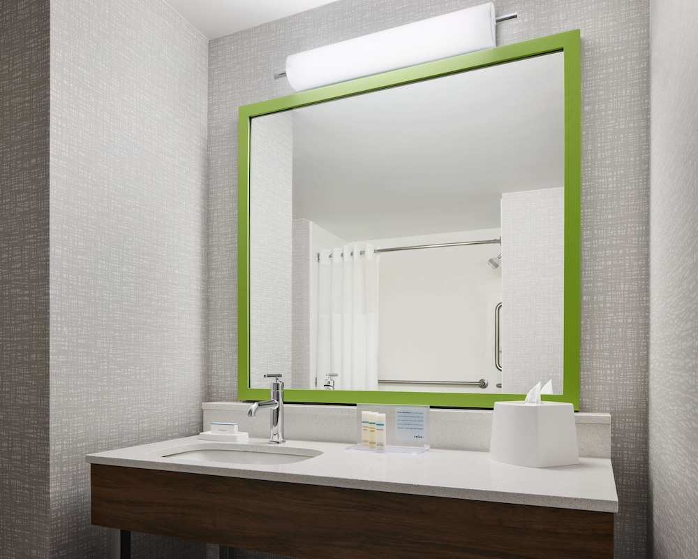Room, 1 King Bed, Accessible, Bathtub - Photo 4