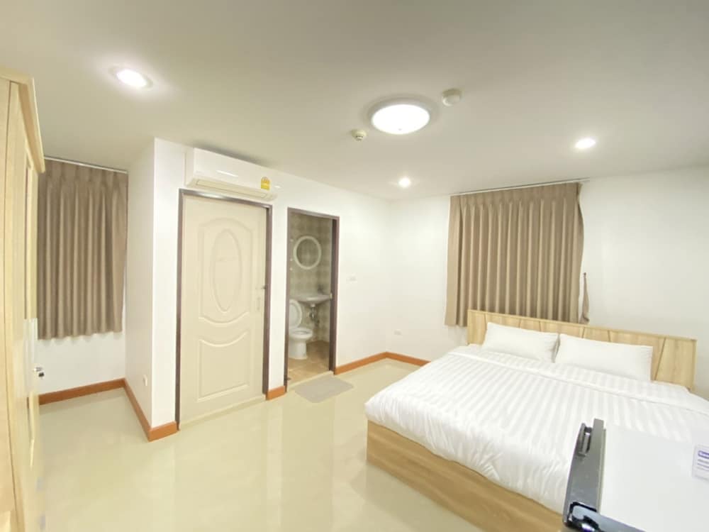 Standard Room, 1 King Bed, Non Smoking photo 1