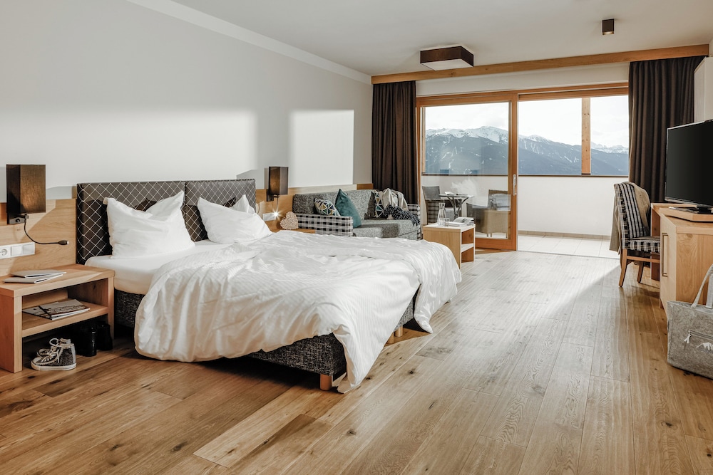 Luxury Room, Roll-in Shower, Mountain View photo 1