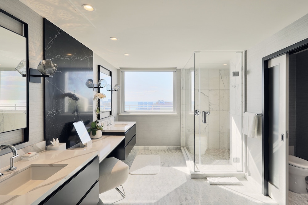 Presidential Studio Suite with Balcony (Non Smoking)