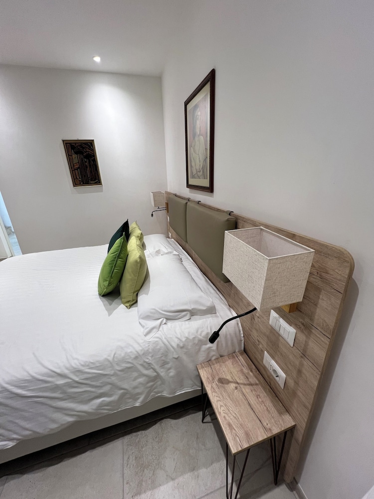 Deluxe Triple Room, Partial Sea View