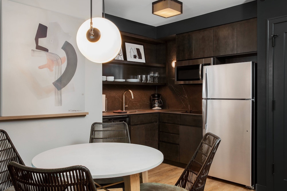 Suite, 1 Bedroom - Photo 3