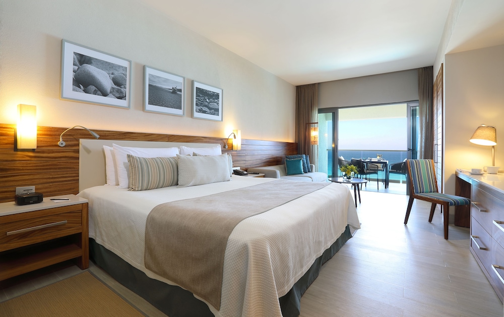 Deluxe Suite, 1 King Bed with Sofa Bed, Oceanfront - Photo 1