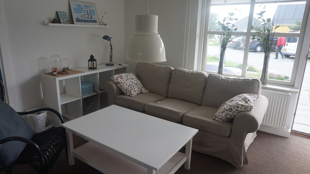 Basic Room, 2 Twin Beds, Shared Bathroom photo 3