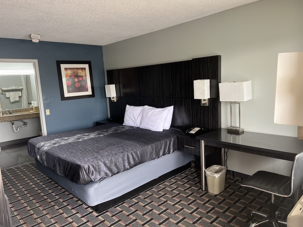 Standard Room, 1 King Bed, Accessible, Smoking photo 1
