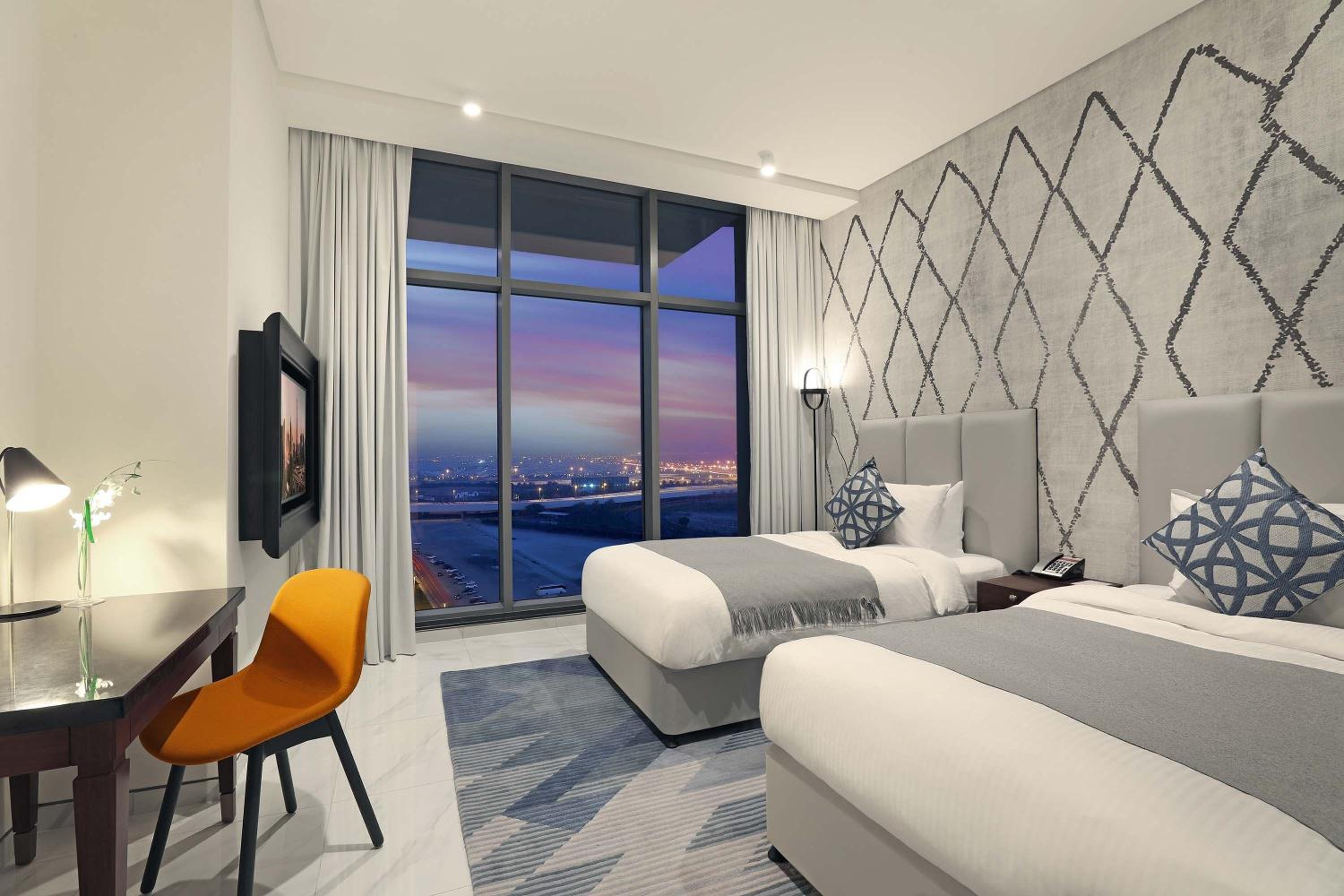 Premium Three-Bedroom Apartment - Burj Khalifa Partial View with Free Beach and Mall Shuttle