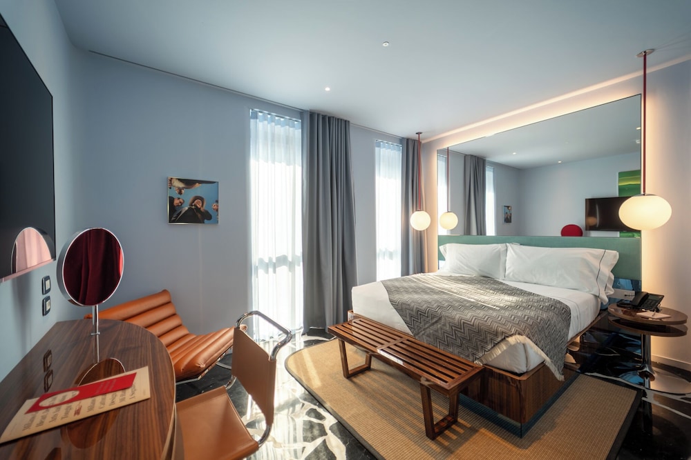 Superior Double Room thumbnail 6