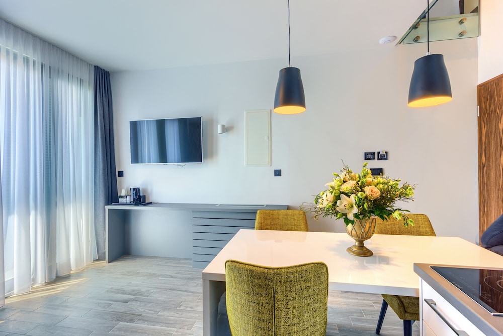 Luxury Apartment, 1 Bedroom, Hot Tub photo 3
