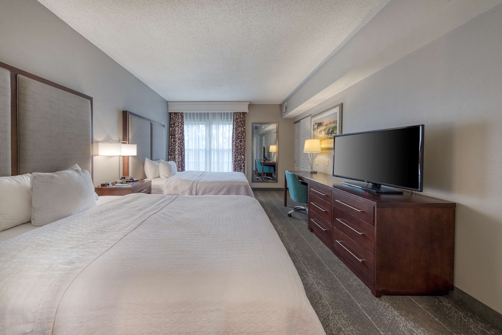 Suite, 2 Queen Beds, Non Smoking (Accessible Bathtub) - Photo 2