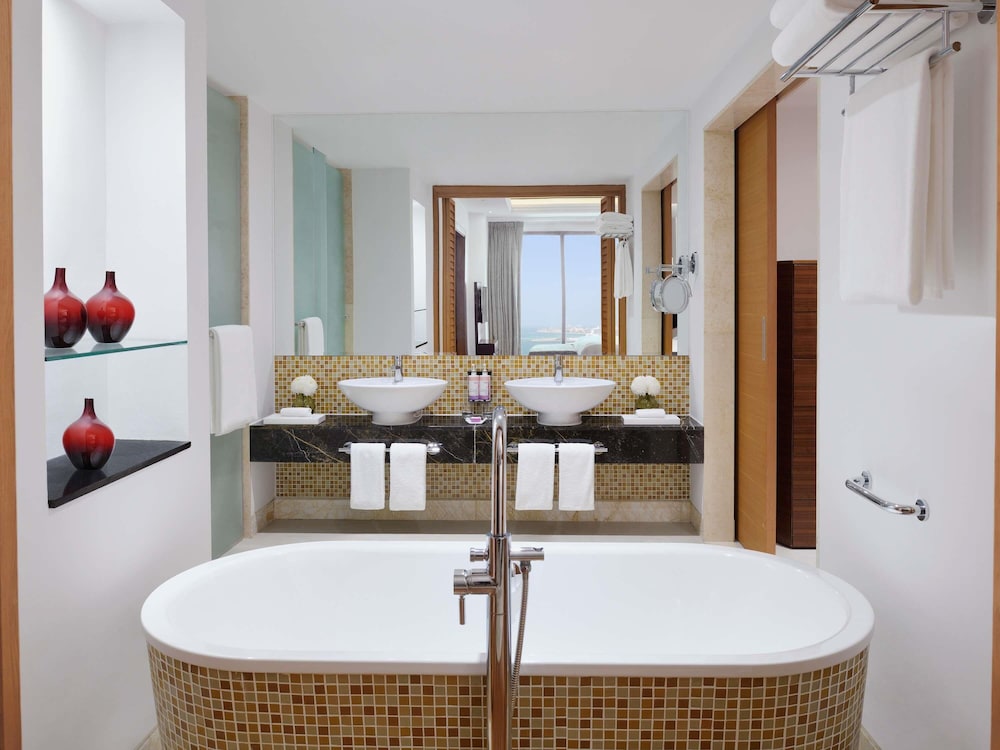 Royal Suite, 1 Double Bed, Balcony, Partial Sea View thumbnail 5