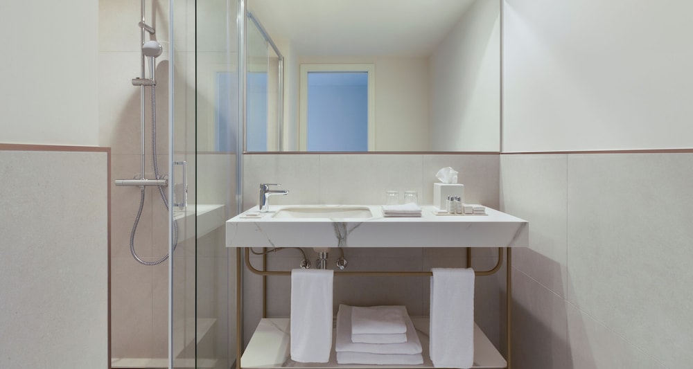Standard Double or Twin Room, Balcony - Photo 6