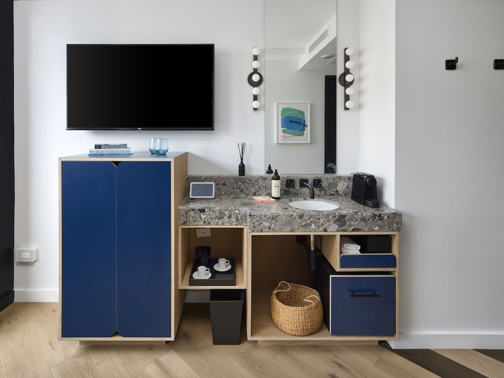 Accessible Room, Two Twins (Self Check-in with Virtual Front Desk) thumbnail 5