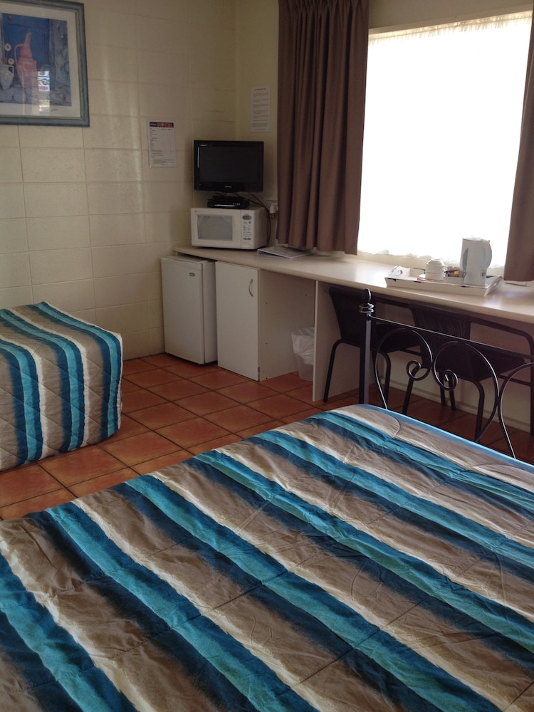 Standard Queen/ Twin (1 Queen and 1 Single Bed) photo 2