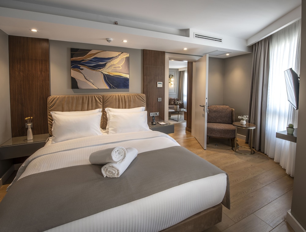 Deluxe Suite, 1 King Bed, Non Smoking, City View photo 2