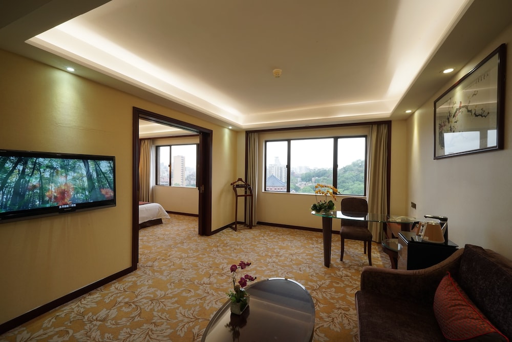 Business Suite - Photo 1