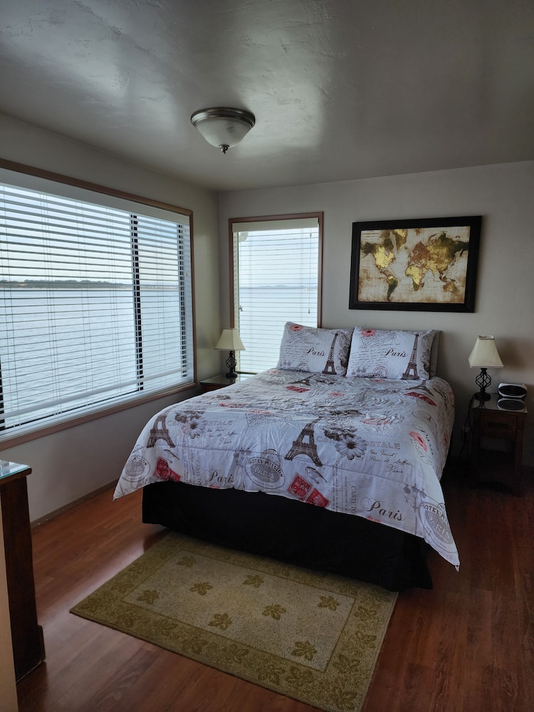 Waterfront Condo Upper (No Pets Allowed) photo 3