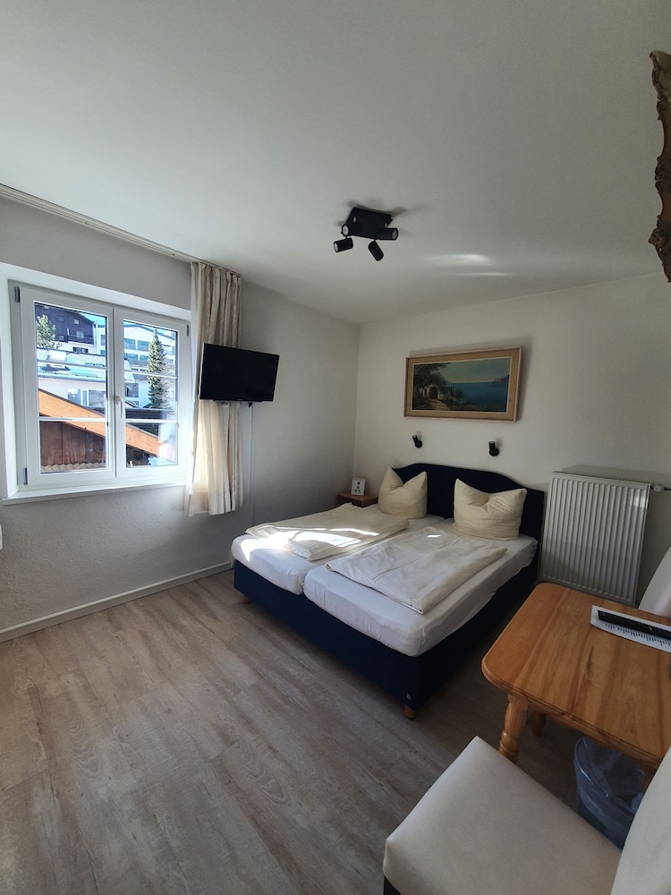 Basic Double Room, 1 Queen Bed, Ensuite, Mountain View photo 1