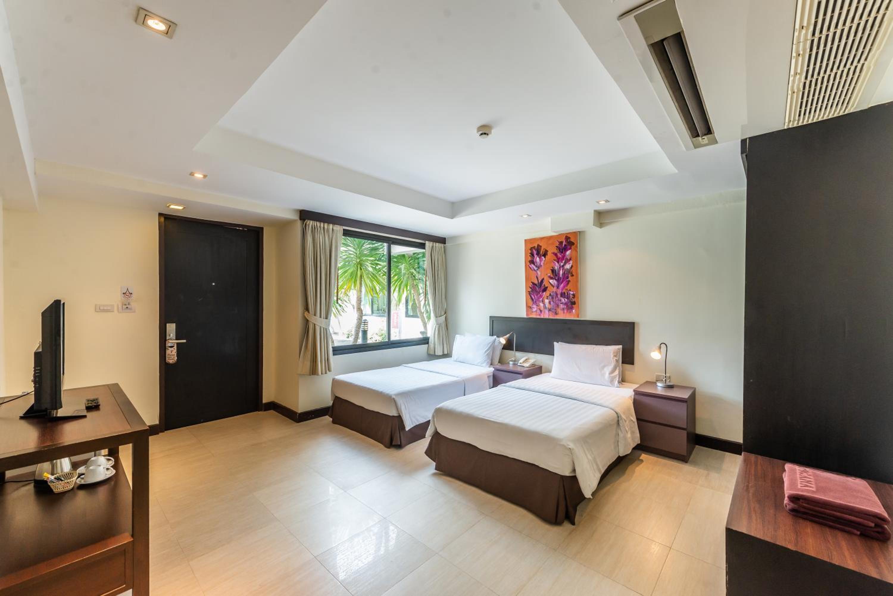 Deluxe Double Or Twin Room thumbnail 6