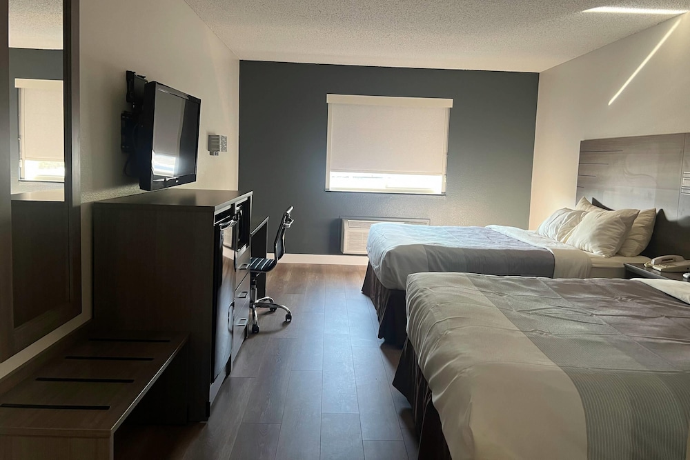 Standard Room, 2 Queen Beds, Non Smoking - Photo 1