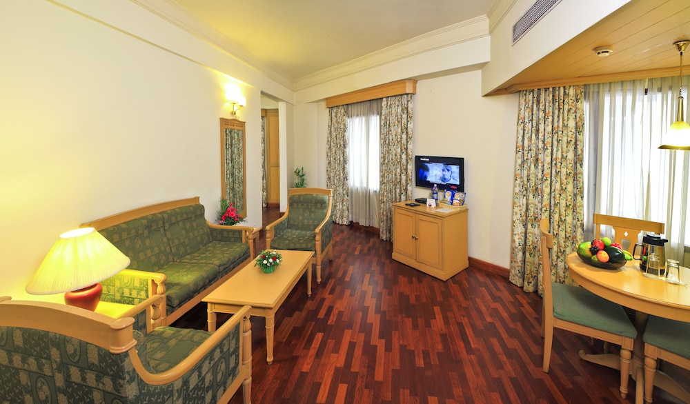 Suite, 1 King Bed - Photo 2