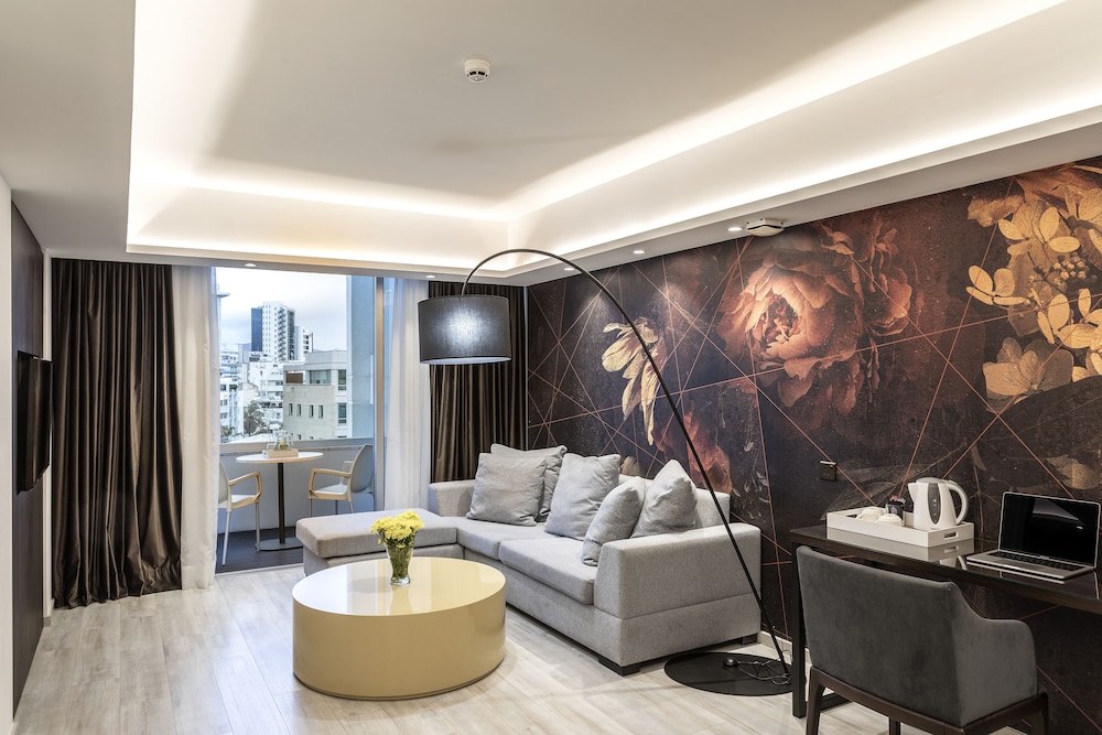 Deluxe Suite (Twin) - Photo 12