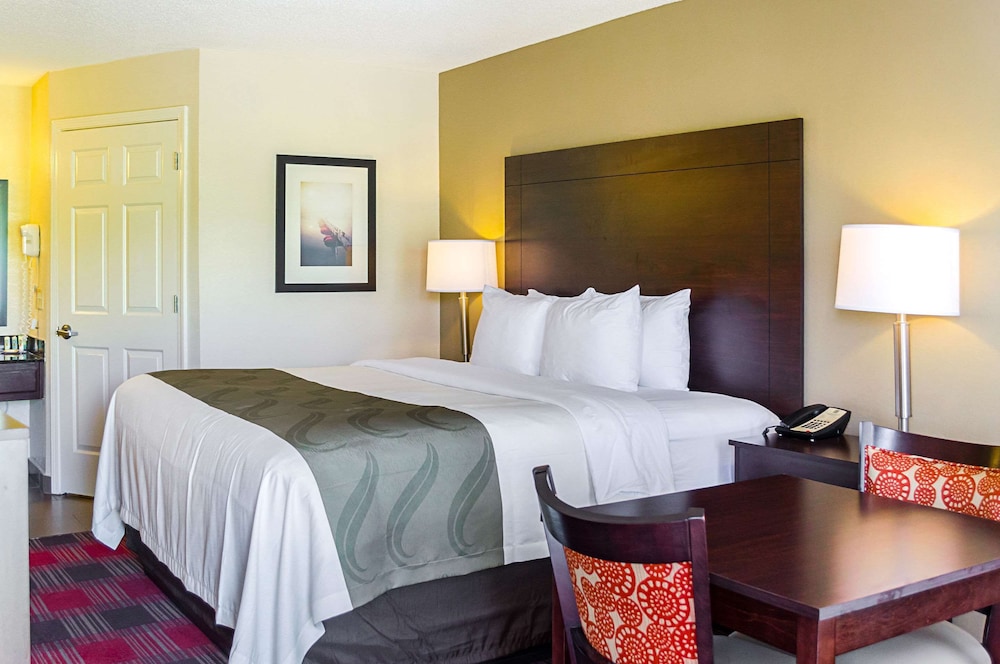 Standard Room, 1 King Bed, Non Smoking - Photo 11