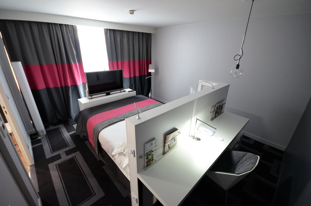 Suite, 1 King Bed with Sofa bed - Photo 7