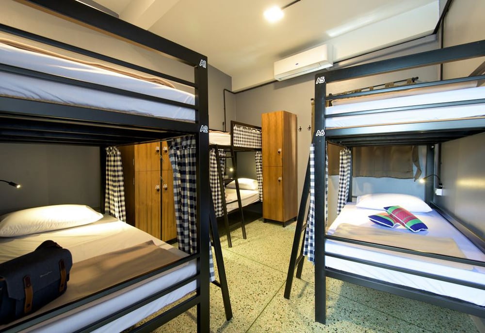6-Bed Mixed Dormitory Shared Bathroom photo 1