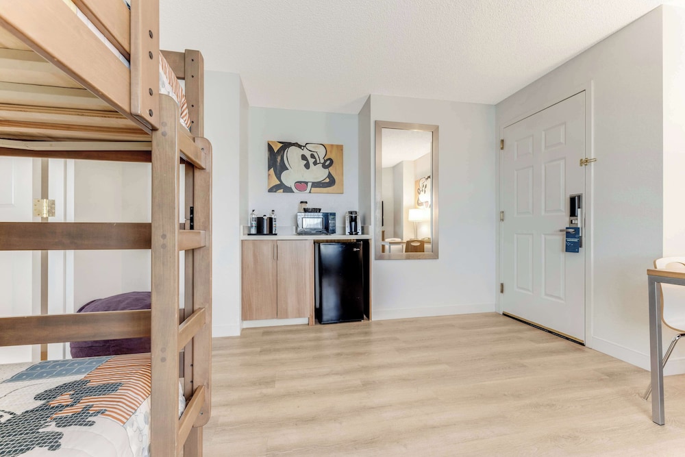 Suite, Multiple Beds (Kids Suite One Queen with Bunk Bed) photo 2