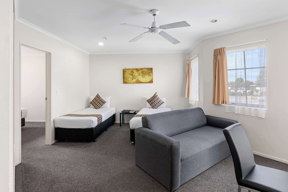 Deluxe Suite, 1 Queen Bed, Non Smoking, Kitchen