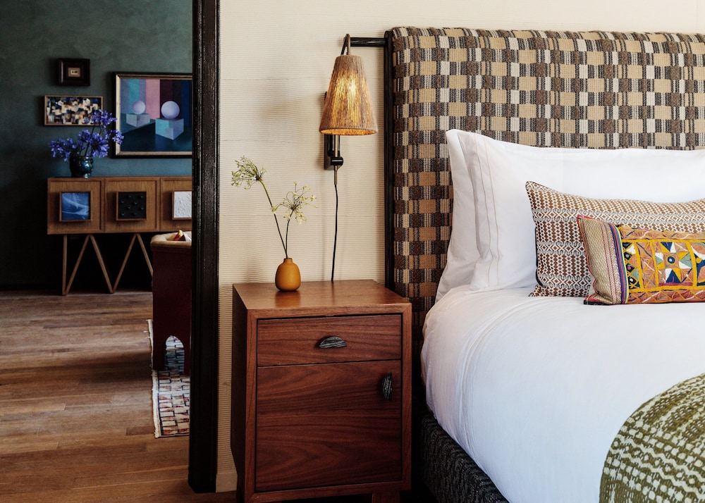 Premier Suite, 1 King Bed, City View, Corner