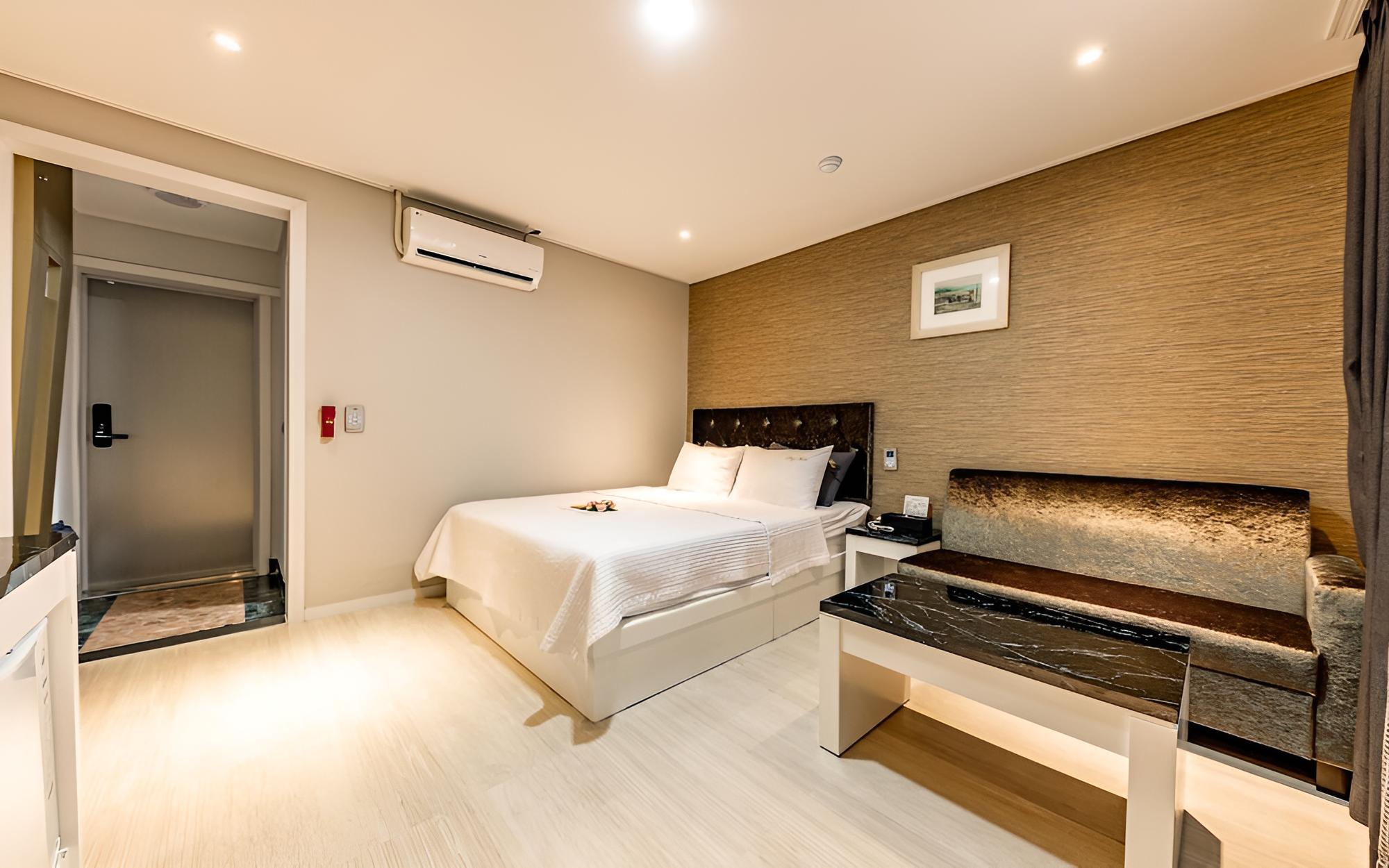 Room (General room-air purifier (Netflix pe) photo 2